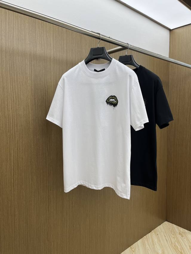 新品 Lv 2540春夏新款男女同款短袖圆领T恤，极具个性高级风，标志Logo印花工艺设计！定制纯棉面料！一款简约高级的时尚单品，穿搭魅力十分高级不俗的时尚产物