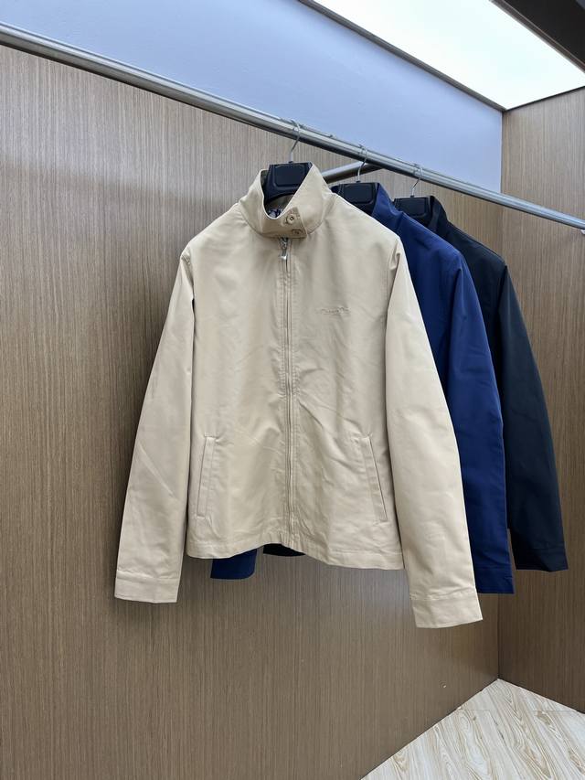 秋冬 Cd Fw秋季原单狠货 意大利进口面料时尚夹克风衣外套。欧洲专柜同步，上身更随意大方，专柜原版五金奢华高档定制配饰新作！奢华品牌特质Logo点缀设计，市场