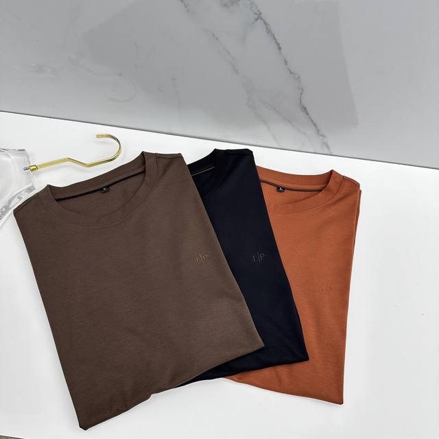 Lp2540春夏新款简约休闲短袖 精选新疆长绒棉 纱线环保染色定型 面料洗水上身软软舒适 多元化搭配 符合眼下时尚前沿的创新趋势 复古与现代化元素的碰撞 极端的