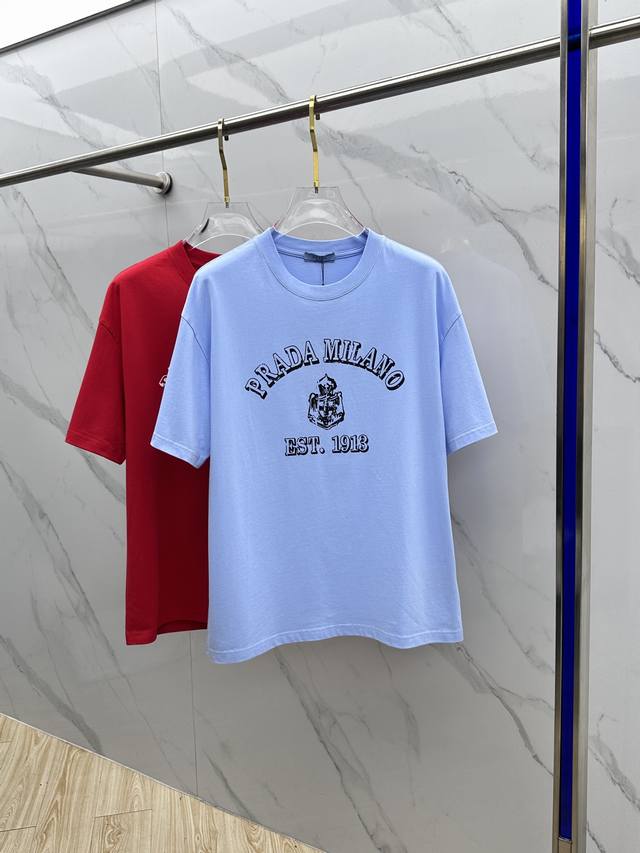 prada普拉达 2026春夏新款简约字母印花短袖 双纱纯棉面料 多元化搭配 是眼下时尚前沿的创新趋势 复古与现代化元素的碰撞 极端的暴力美学。时尚搭配 三标齐