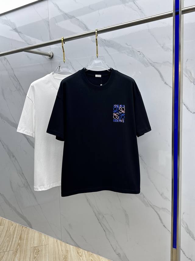 Loewe罗意威 2026春夏新款简约字母印花短袖 双纱纯棉面料 多元化搭配 是眼下时尚前沿的创新趋势 复古与现代化元素的碰撞 极端的暴力美学。时尚搭配 三标齐
