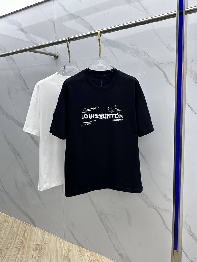 Lv路易威登 2026春夏新款简约字母印花短袖 双纱纯棉面料 多元化搭配 是眼下时尚前沿的创新趋势 复古与现代化元素的碰撞 极端的暴力美学。时尚搭配 三标齐全