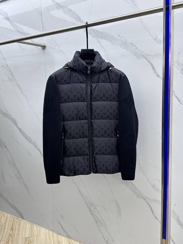 羽绒服Lv路易威登 2025Ss秋冬最新时尚秋冬连帽 帽子可拆 羽绒服。 针织拼接时尚前卫 经典设计感与颜值爆棚的外套，品质更是无法挑剔品控可以直接入手，不容过