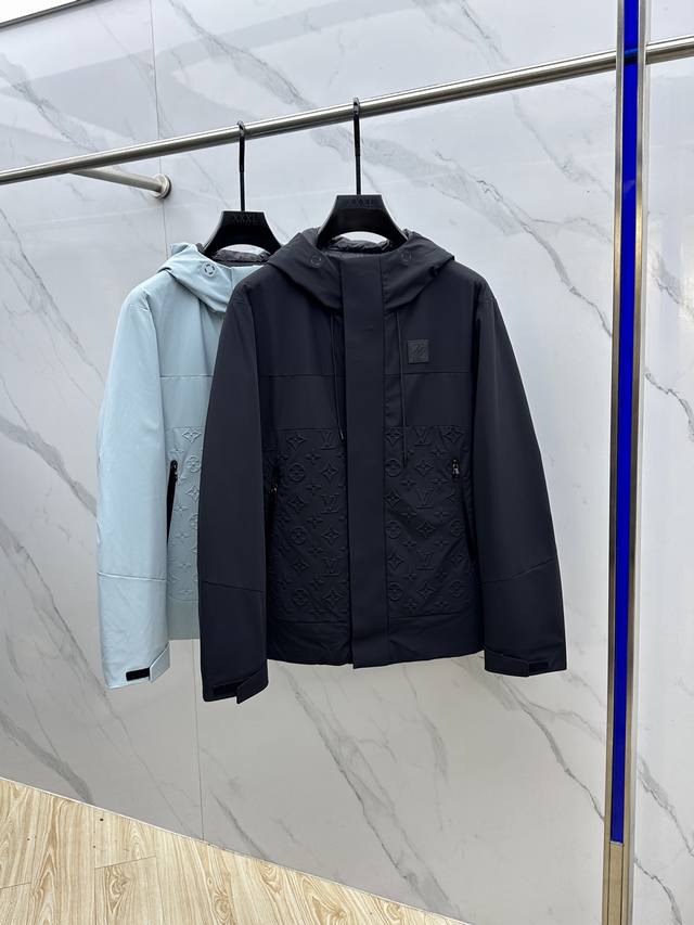 Lv路易威登 羽绒服2025最新款时尚设计师款羽绒外套. 连帽不可拆卸 处处细节显工艺足够的高级 结构性剪裁的设计改变来展现男士多样的形象变化，修身利落、剪裁合
