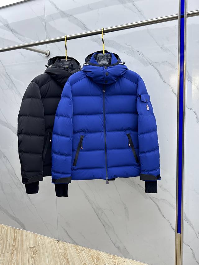 Moner Angren连帽羽绒滑雪服 Angren男士羽绒演绎大胆的现代线条。短款连帽如风设计，采用四向弹性府绸面料制成，便于自如活动。这款实用配有功能性拉链