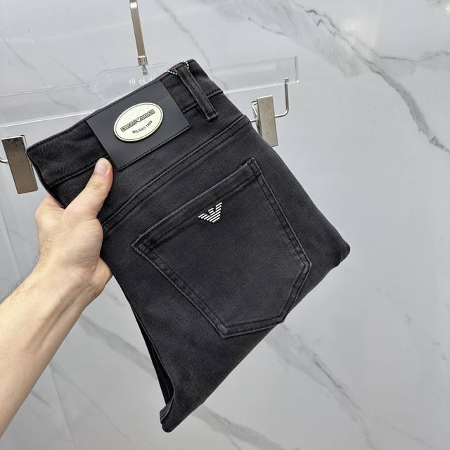 Amani阿玛尼 高端定制、2025早春最新款牛仔裤 柜台同步发售 原版定制复刻 客供五金辅料 原单品质 进口固色牛仔面料 重工洗水 做工走线精细 上身绝佳！优