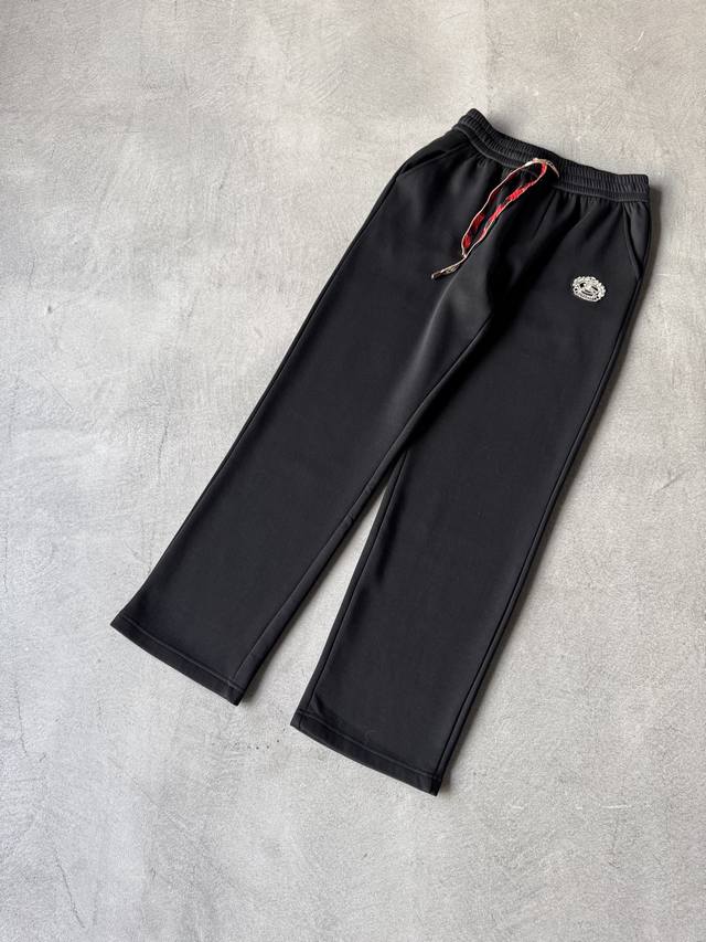 Burber 巴宝莉 2025Ss秋冬加绒 直筒微阔版型保暖不显臃肿 新品时尚直筒休闲裤，臻选优质纯棉加绒面料打造，保暖舒适，精工密针刺绣标识，缔造简约线条感，