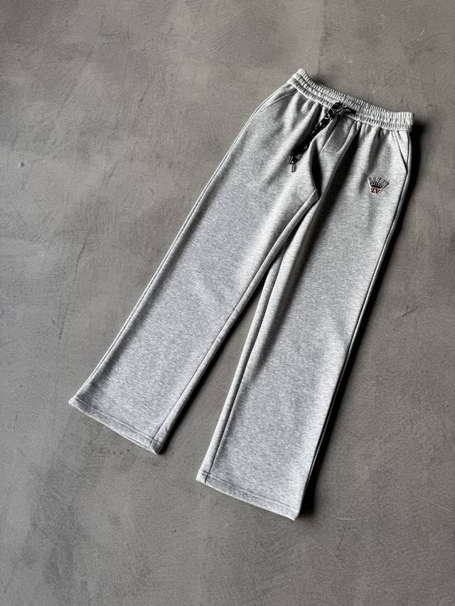 Lv 路易威登 2025Ss秋冬加绒 直筒微阔版型保暖不显臃肿 新品时尚直筒休闲裤，臻选优质纯棉加绒面料打造，保暖舒适，精工密针刺绣标识，缔造简约线条感，版型不