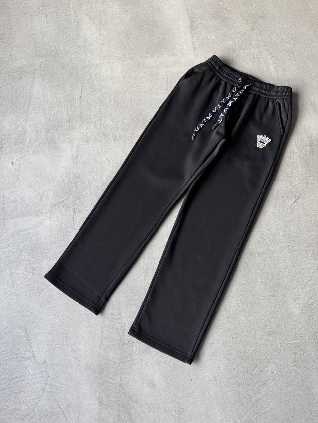 Lv 路易威登 2025Ss秋冬加绒 直筒微阔版型保暖不显臃肿 新品时尚直筒休闲裤，臻选优质纯棉加绒面料打造，保暖舒适，精工密针刺绣标识，缔造简约线条感，版型不