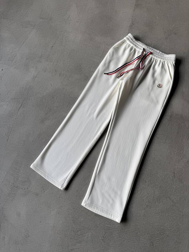 Moncler 蒙口 2025Ss秋冬加绒 直筒微阔版型保暖不显臃肿 新品时尚直筒休闲裤，臻选优质纯棉加绒面料打造，保暖舒适，精工密针刺绣标识，缔造简约线条感，