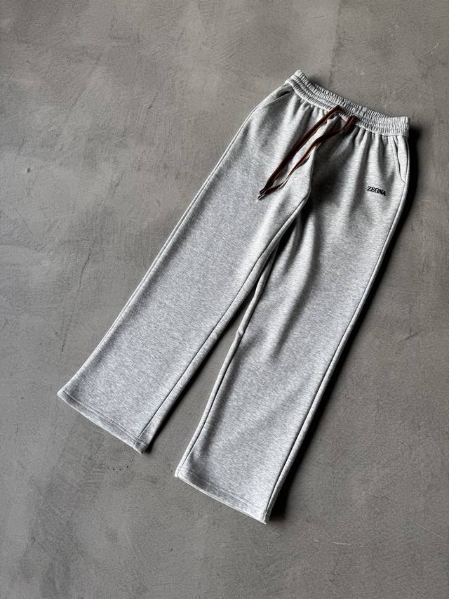 Zegna 杰尼亚 2025Ss秋冬加绒 直筒微阔版型保暖不显臃肿 新品时尚直筒休闲裤，臻选优质纯棉加绒面料打造，保暖舒适，精工密针刺绣标识，缔造简约线条感，版