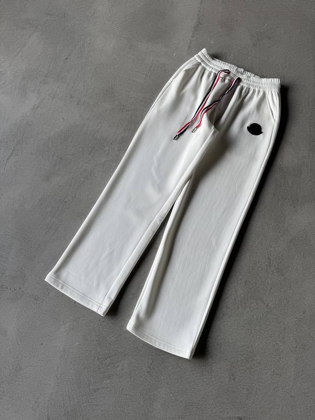 Moncler 蒙口 2025Ss秋冬加绒 直筒微阔版型保暖不显臃肿 新品时尚直筒休闲裤，臻选优质纯棉加绒面料打造，保暖舒适，精工密针刺绣标识，缔造简约线条感，