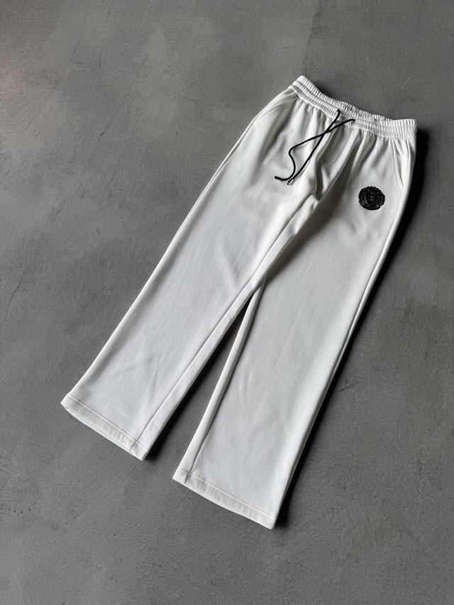 Dg 杜嘉班纳 2025Ss秋冬加绒 直筒微阔版型保暖不显臃肿 新品时尚直筒休闲裤，臻选优质纯棉加绒面料打造，保暖舒适，精工密针刺绣标识，缔造简约线条感，版型不