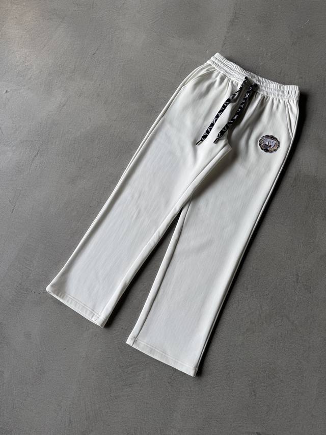 Lv 路易威登 2025Ss秋冬加绒 直筒微阔版型保暖不显臃肿 新品时尚直筒休闲裤，臻选优质纯棉加绒面料打造，保暖舒适，精工密针刺绣标识，缔造简约线条感，版型不