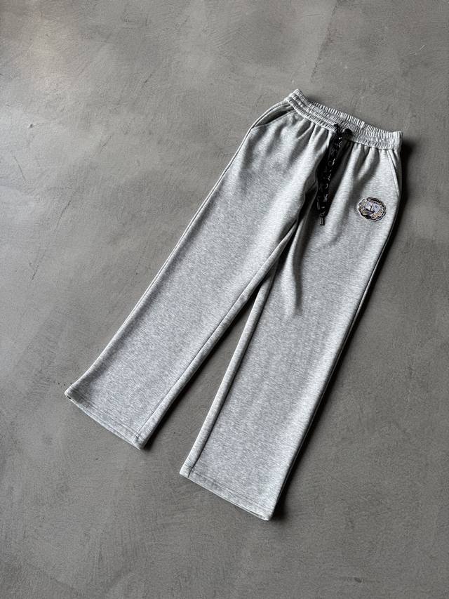 Lv 路易威登 2025Ss秋冬加绒 直筒微阔版型保暖不显臃肿 新品时尚直筒休闲裤，臻选优质纯棉加绒面料打造，保暖舒适，精工密针刺绣标识，缔造简约线条感，版型不