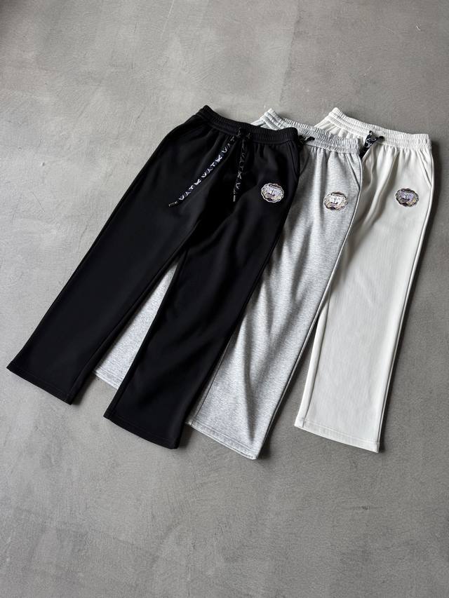 Lv 路易威登 2025Ss秋冬加绒 直筒微阔版型保暖不显臃肿 新品时尚直筒休闲裤，臻选优质纯棉加绒面料打造，保暖舒适，精工密针刺绣标识，缔造简约线条感，版型不