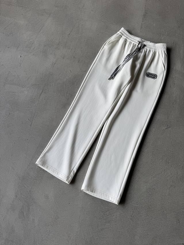 迪奥 2025Ss秋冬加绒 直筒微阔版型保暖不显臃肿 新品时尚直筒休闲裤，臻选优质纯棉加绒面料打造，保暖舒适，精工密针刺绣标识，缔造简约线条感，版型不挑人，客供