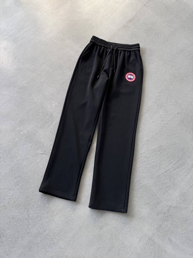 加拿大鹅 2025Ss秋冬加绒 直筒微阔版型保暖不显臃肿 新品时尚直筒休闲裤，臻选优质纯棉加绒面料打造，保暖舒适，精工密针刺绣标识，缔造简约线条感，版型不挑人，