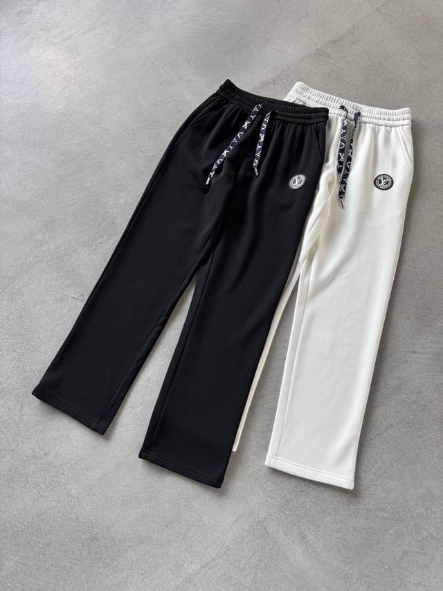 路易威登 Lv 2025Ss秋冬加绒 直筒微阔版型保暖不显臃肿 新品时尚直筒休闲裤，臻选优质纯棉加绒面料打造，保暖舒适，精工密针刺绣标识，缔造简约线条感，版型不