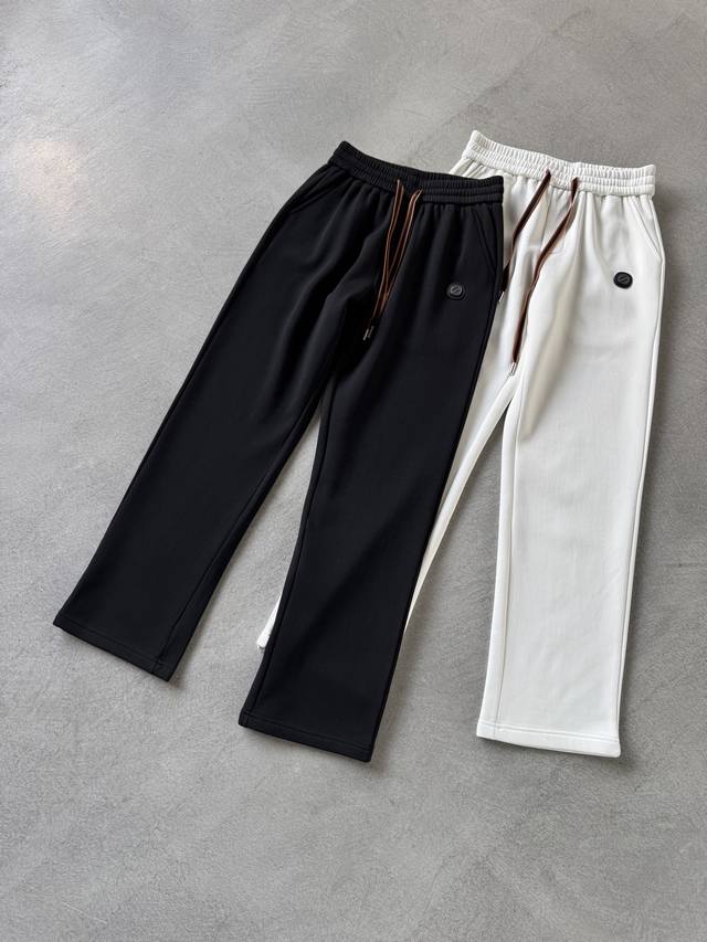 杰尼亚 2025Ss秋冬加绒 直筒微阔版型保暖不显臃肿 新品时尚直筒休闲裤，臻选优质纯棉加绒面料打造，保暖舒适，精工密针刺绣标识，缔造简约线条感，版型不挑人，客