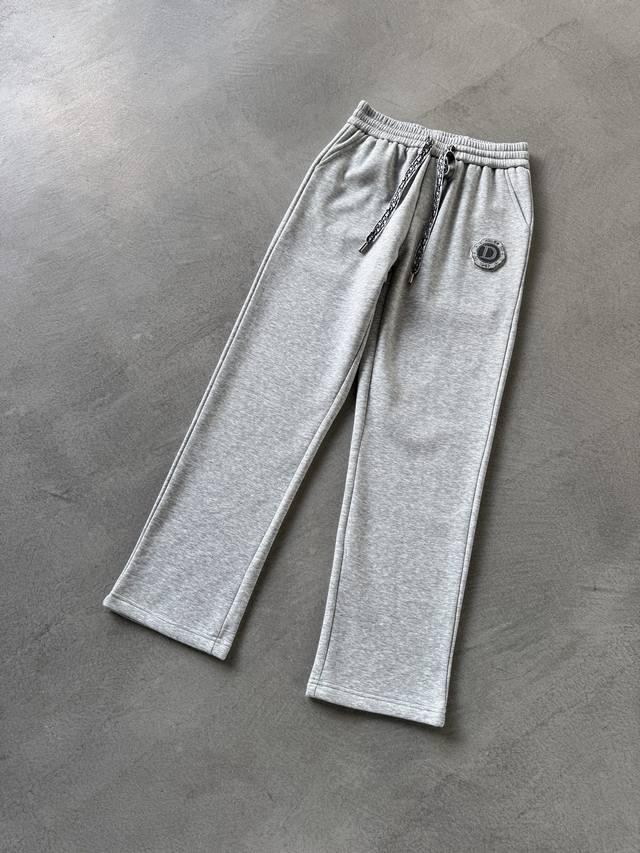 迪奥 Dior 2025Ss秋冬加绒 直筒微阔版型保暖不显臃肿 新品时尚直筒休闲裤，臻选优质纯棉加绒面料打造，保暖舒适，精工密针刺绣标识，缔造简约线条感，版型不