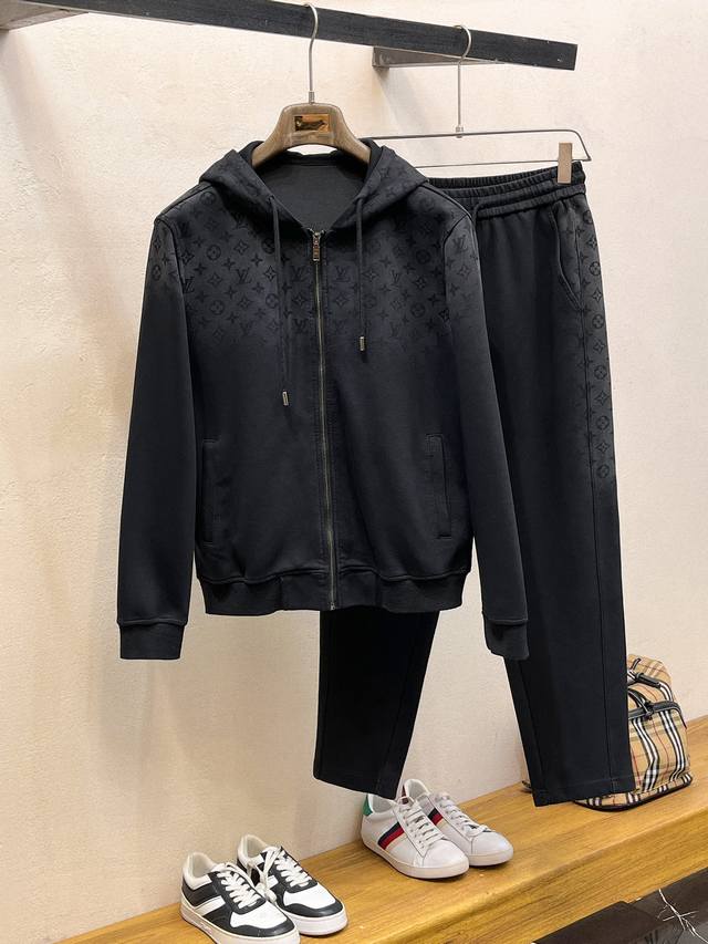 路易威登 Lv 2025全新爆款开衫套装 原单狠货倾注顶级设计师的精心之作 就为一个贴合、完美的上身效果 全天然优质加厚纯棉100%，贴身的舒适感 高贵典雅！原