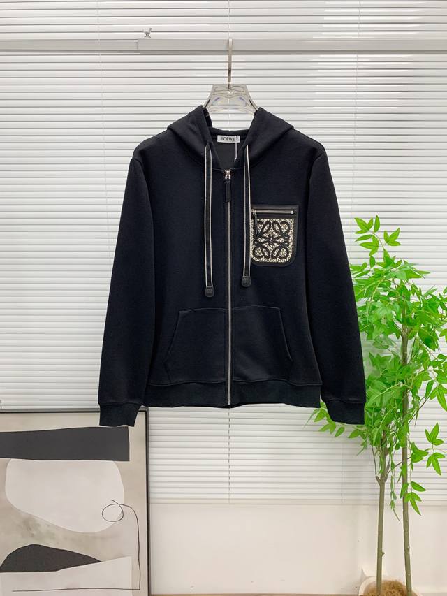 罗意威25Ss 新品 最新最顶级版本精美工艺连帽外套！最顶级的品质专柜原单套头衫，顶级制作工艺进口面料，专柜品质重工刺绣设计，采用进口高端订制面料，进口丝线手感