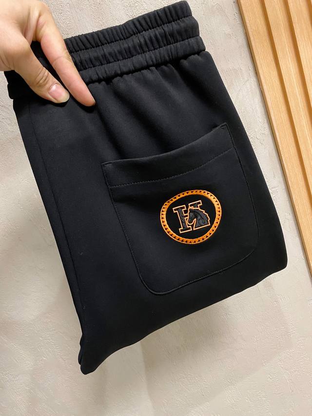 爱马仕 新品 秋冬25Ss休闲裤金典再次出现,原单订制高品质时尚休闲裤。超级百搭款。独家定制面料,挺阔有型,贴身舒适。原版定制专柜最新五金辅料。超靓版型、上身显 爱马仕 新品 秋冬25Ss休闲裤金典再次出现,原单订制高品质时尚休闲裤。超级百搭款。独家定制面料,挺阔有型,贴身舒适。原版定制专柜最新五金辅料。超靓版型、上身显