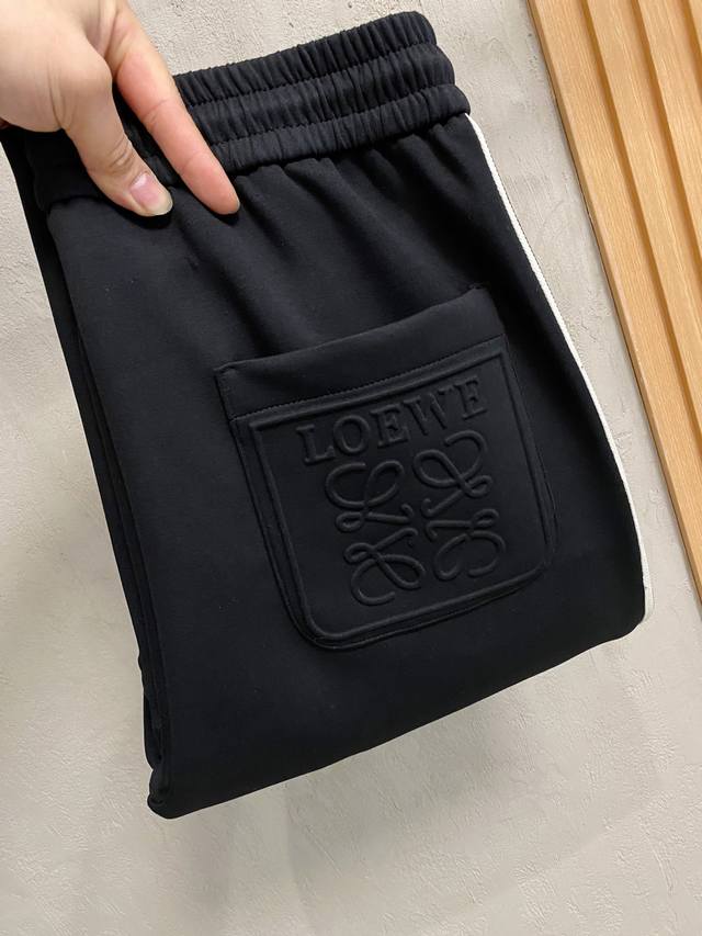 罗意威 新品 秋冬25Ss休闲裤金典再次出现，原单订制高品质时尚休闲裤。超级百搭款。独家定制面料，挺阔有型，贴身舒适。原版定制专柜最新五金辅料。超靓版型、上身显