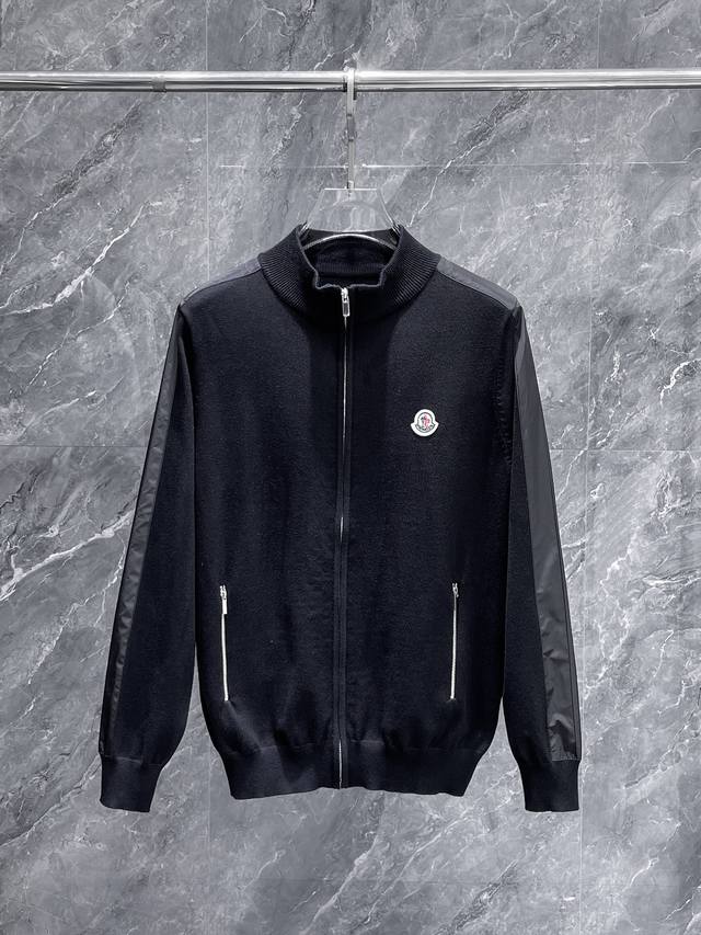 蒙口 prada 2025Ss新款 羊毛混纺 翻领 开衫 长袖 毛衣 羊毛衫 打底衫，高端版本！专柜定制面料 透气舒适度高，细节无可挑剔，品牌元素设计理念，体现