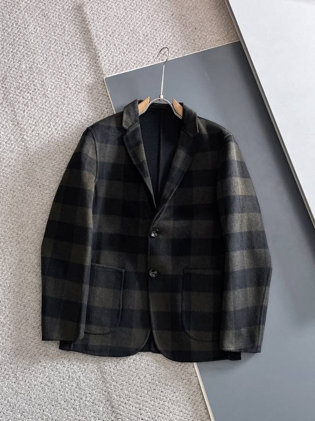 巴宝莉 尊享品味，尽显绅士风范 秋冬高端休闲西装 每一位追求细节、崇尚品味的时尚成功男士，都值得拥有一件能够彰显非凡气质的休闲西装，我们为您精心打造的这款休闲西