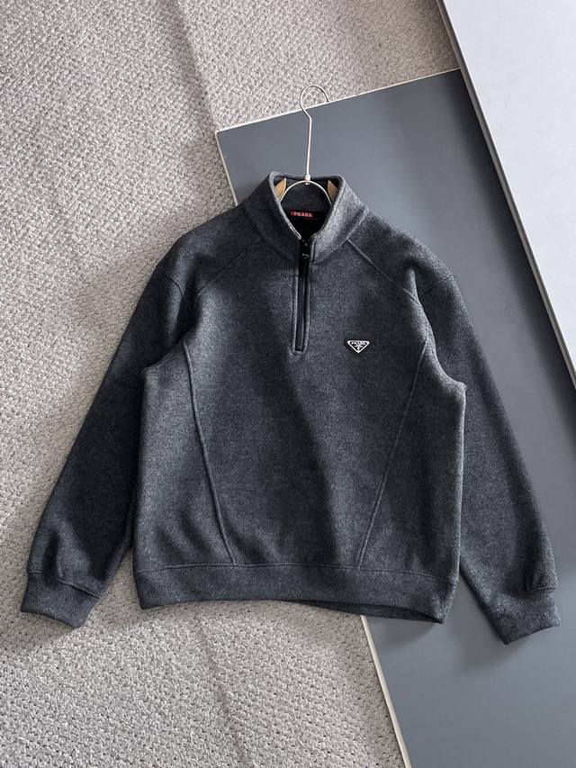 普拉达 磨毛加厚卫衣2025秋冬新款专柜同款面料套装，透气舒适休闲！高级感满满！细节精致高档，做工无可挑剔！原版高端面料很显高级！面料挺括抗皱耐磨，保暖利落有型