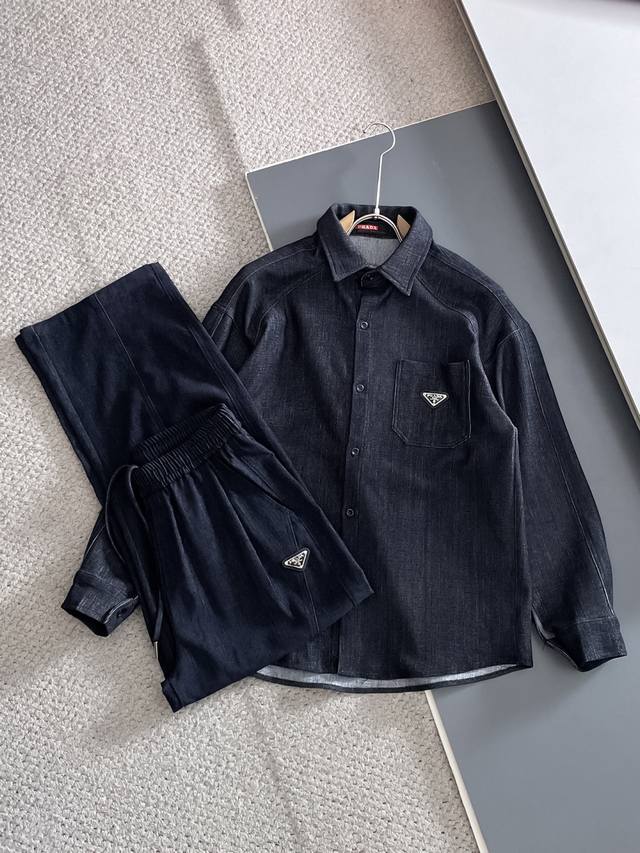 上衣p 裤子p 普拉达 套装 2025秋冬新款套装 走秀款 定制原版牛仔面料 搭配夹克版型设计 非常洋气 版型超好不易褶皱 不起球 细节走线完美无瑕疵 上身效果