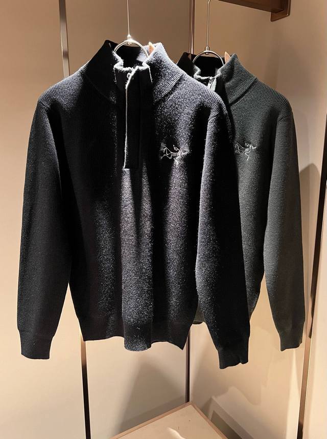 Arcter*X始*祖鸟 2025秋冬新款男女同款针织羊毛衫，户外品牌可能大家第一想到的就是加拿大鹅、始祖鸟。给人一种标签试的感觉！除了在款式设计上颇有造诣之外