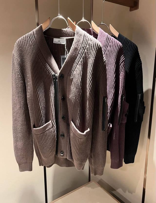 Stoneisland 石头岛2025秋冬新款男女同款羊毛开衫，品牌最新设计元素！既不单调也不复杂,恰到好处的展现品味！客供定制进口针织羊毛面料！面料独具的高奢