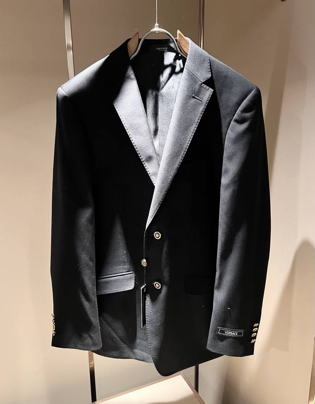 Vers*Ce 范*哲 2025秋冬男士休闲西服套装，最新时尚潮流单西，贸易公司渠道稀出，同步官网发售，男神最为期待的精品狠货重磅来袭，让你感受到什么叫真正的高