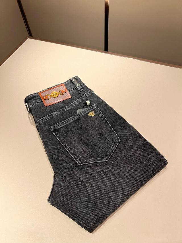 Versa*E范*哲 2025秋季新款经典男士休闲牛仔裤、代工厂p出品，出口欧美订单， 官柜同步发售！！客供土耳其牛仔布、质地柔软、穿着舒适，面料经重工洗水打磨