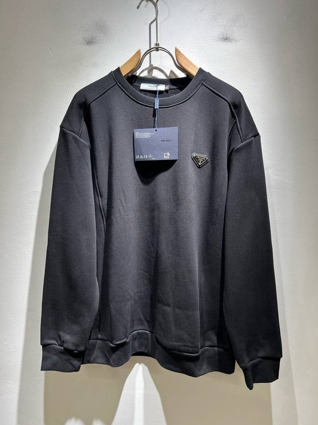 prad*A普*达加绒款！2025秋冬新款男女同款长袖卫衣，最新款全网独家首上！！~既经典有时尚百搭，谁不爱啊，将经典再次展现，非常的耐看，自带低奢光环与辨识度