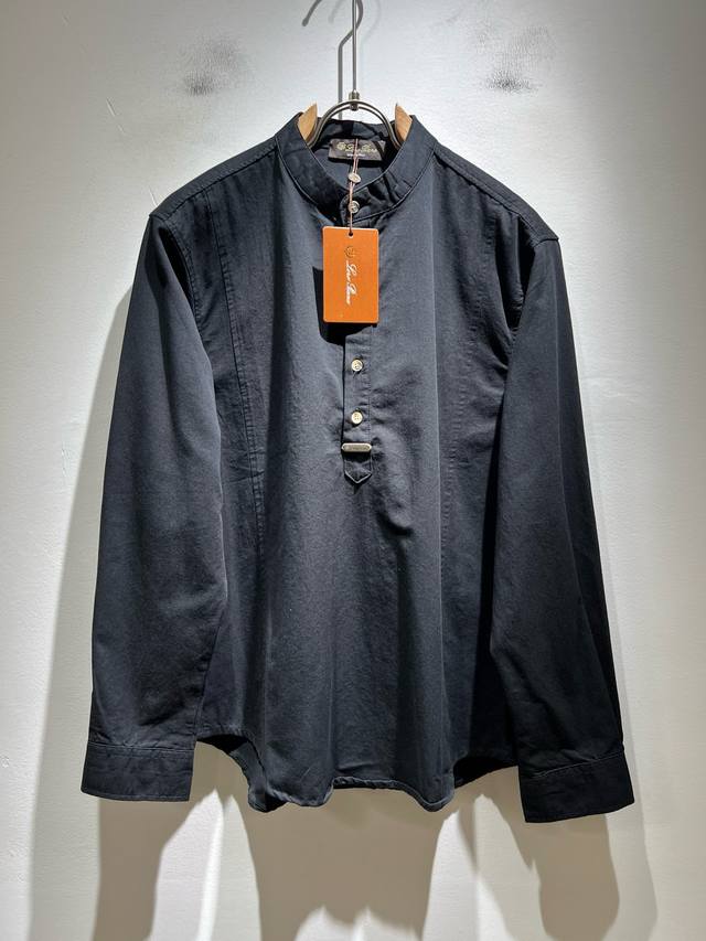 Loro piana诺悠翩雅 2025秋冬男士最新的贸易订单立领衬衣，全品相！！采用Logo五金图案设计！上身舒适透气，不僵硬，整体有着丰富的立体感，品质出口订