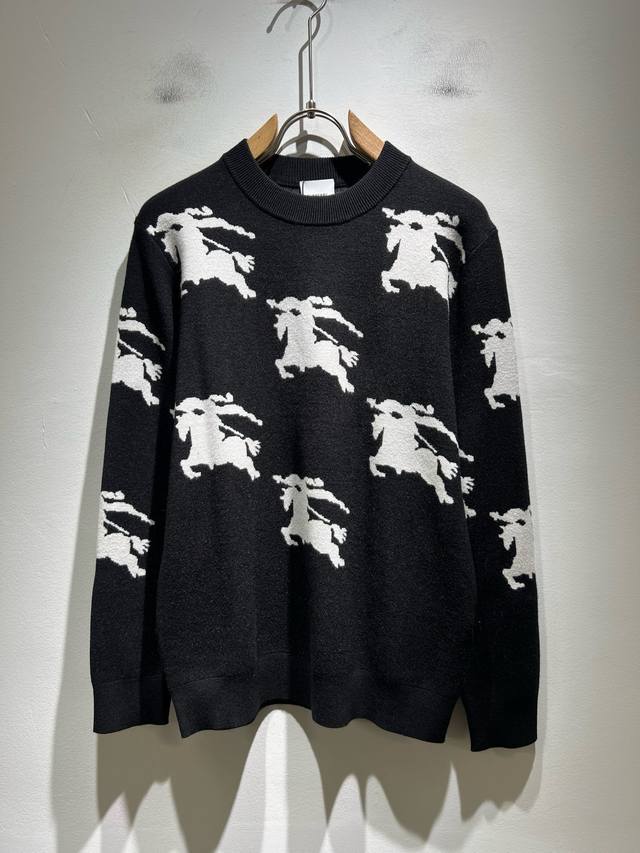 Bur*Erry 巴*莉 2025秋冬新款针织羊毛衫，品牌经典设计元素！既不单调也不复杂,恰到好处的展现品味！客供定制羊毛面料！舒适透气根本不在话下,面料独具的