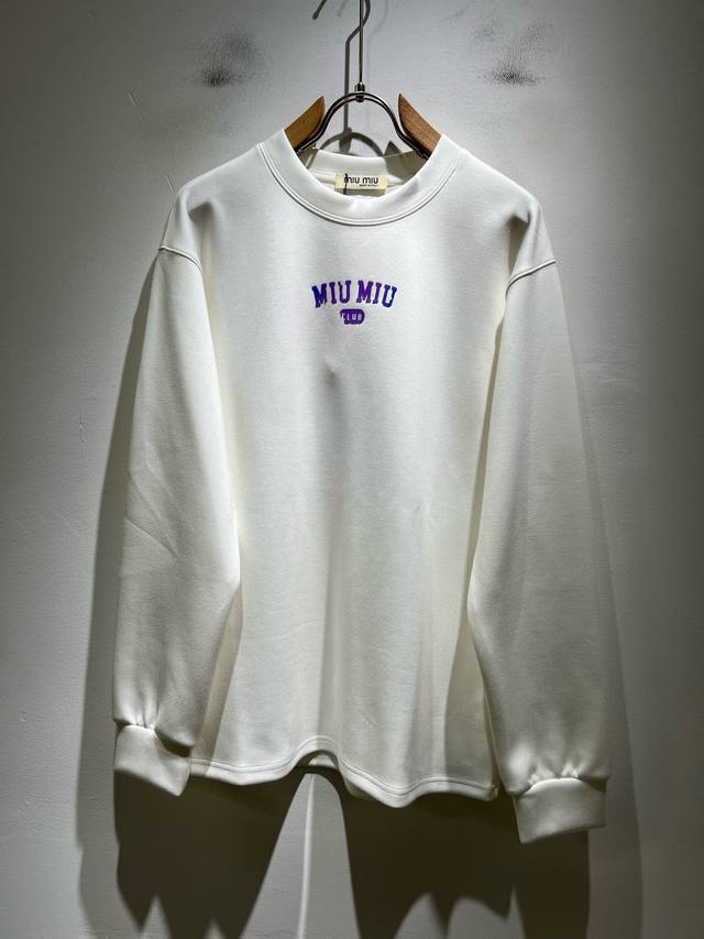Miumiu 谬谬2025秋冬新款男女同款打底衫，品牌最新设计元素！既不单调也不复杂,恰到好处的展现品味！客供顶级Logo压胶印花设计！舒适吸汗透气根本不在话下