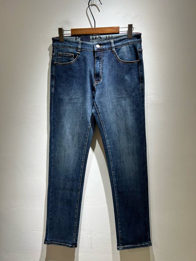 pra*Da 普拉达 2025春夏新品发售！牛仔高级百搭实用主义不哗众取宠！港澳台地区限定款！！立体裁剪纯棉材质！台湾外贸公司承接、材质精致细腻似乎是普拉达专利