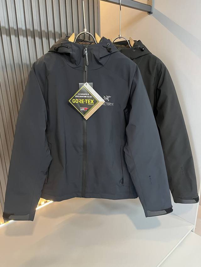 Arcter*X始*祖鸟 两件套！2025秋冬新款男士冲锋衣羽绒服夹克外套，内胆羽绒夹克拆卸一两穿！户外品牌可能大家第一想到的就是加拿大鹅、始祖鸟。给人一种标签