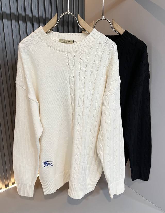 Bur*Erry 巴*莉 2025秋冬新款针织羊毛衫，下摆标志Logo图案刺绣设计！品牌经典设计元素！既不单调也不复杂,恰到好处的展现品味！客供定制羊毛面料！舒