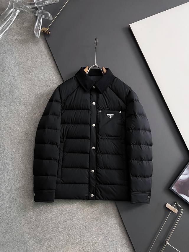 prad*、2025秋冬新款羽绒服 原版1:1订制五金配件全进口原版定制 欢迎专柜对比 绝对的高品质 采用国标白鸭绒 超柔软 充羽量蓬松饱满 超级重工 面料做工