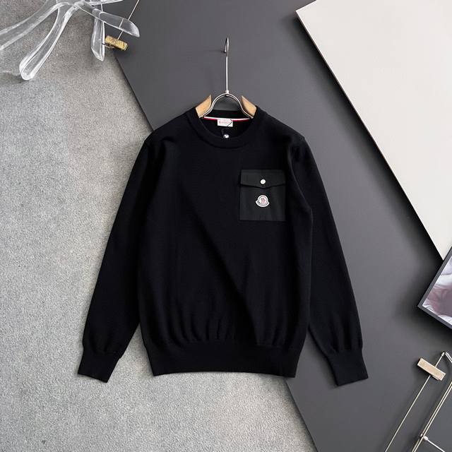 Moncle* 2025款毛衣，秋冬最新款！高品质意大利进口面料，高密度针织，百搭毛衣，内搭衬衫都帅气十足！Logo标志！更耐穿更加不易变形，版型极好，各种风格