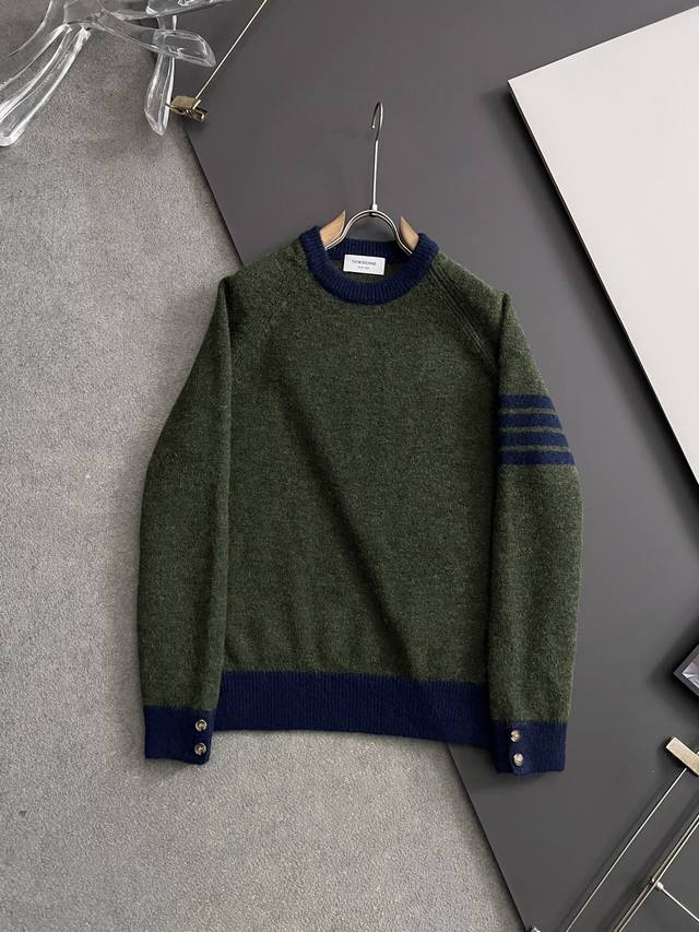 Tb，2025秋冬最新款拼色毛衣！高品质意大利进口羊毛，高密度针织，百搭毛衣，Logo标志刺绣！更耐穿更加不易变形，版型极好，各种风格都能轻松Hold住，冲着版