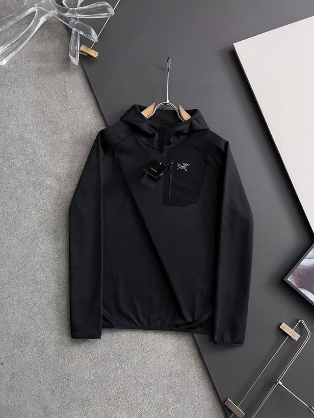 Arcter*X始*祖鸟 2025秋冬新款男女同款休闲卫衣，户外品牌可能大家第一想到的就是加拿大鹅、始祖鸟。给人一种标签试的感觉！除了在款式设计上颇有造诣之外，