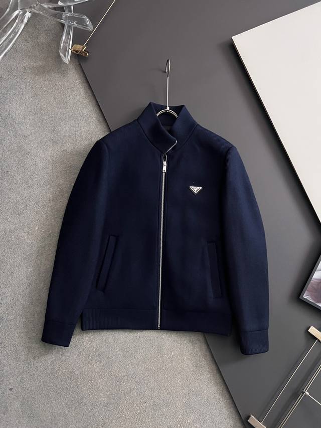 prad*针织羽绒拼接立领 独特侧面螺纹设计！！！ 卖点：羽绒针织拼接， 拼接处采用羊毛混纺面料！ 蒙家每年这个时候都会出几款毛衣拼羽绒， 专柜里是经典加常青款