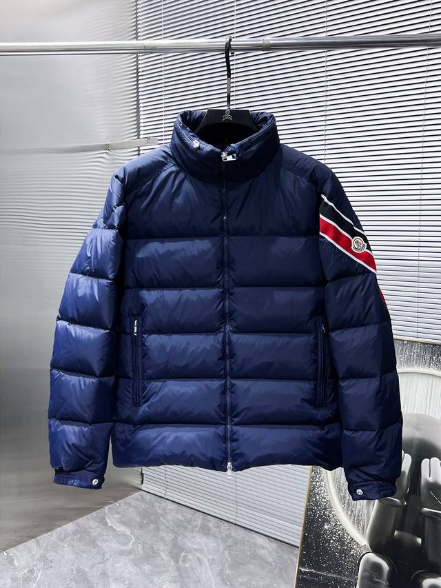 蒙口 Moncler 2025秋冬新款隐藏帽羽绒服外套，爆款来袭，品相超级好。进口防风防雨面料，软糯亲肤，抗皱不沾灰，立挺有型，时尚绝绝子；奢华有型，辨识度极高